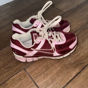 Nike Wmns Air Zoom Vomero 5 ‘Pink Foam Team Red’